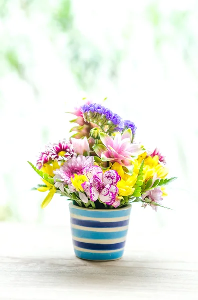 Ramo de flores en blanco — Foto de Stock