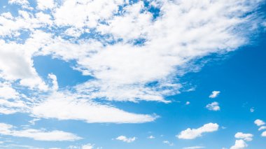 Mavi gökyüzünde beyaz bulutlar