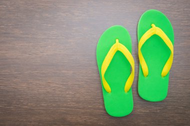 Flip flop ahşap arka plan üzerinde