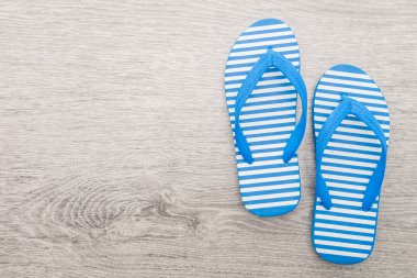 Flip flop ahşap arka plan üzerinde