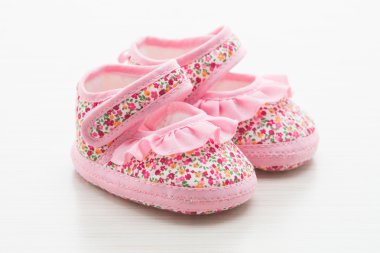 Ahşap arka plan üzerinde Bebek Patiği