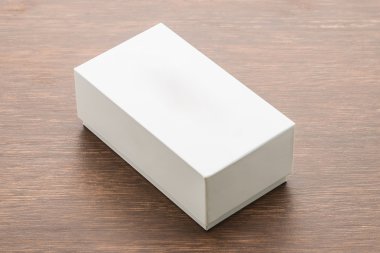 Boş kutu ahşap arka plan üzerinde sahte kadar