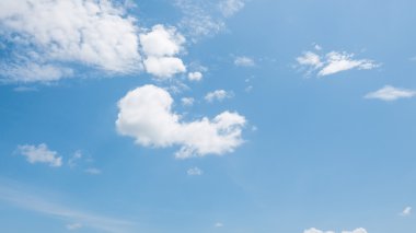 Mavi gökyüzünde beyaz bulutlar