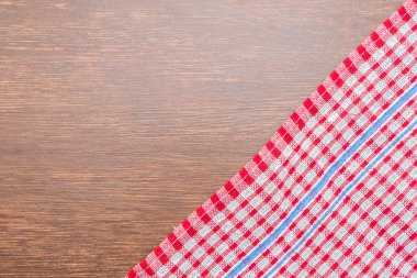 Ahşap arka plan üzerinde masa örtüsü