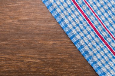 Ahşap arka plan üzerinde masa örtüsü