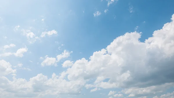 Moln på blå himmel — Stockfoto