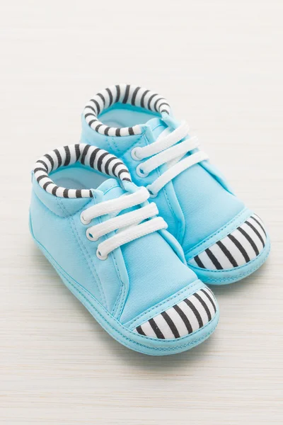 Zapatos de bebé sobre fondo de madera —  Fotos de Stock