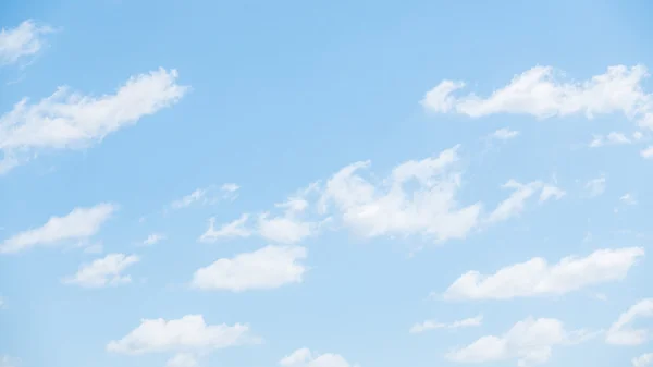 Nuvens brancas no céu azul — Fotografia de Stock