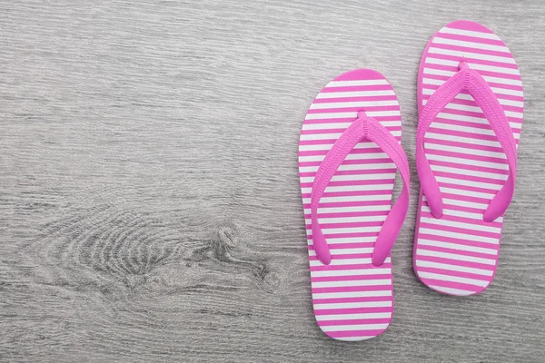 Flip Flops auf Holzgrund — Stockfoto