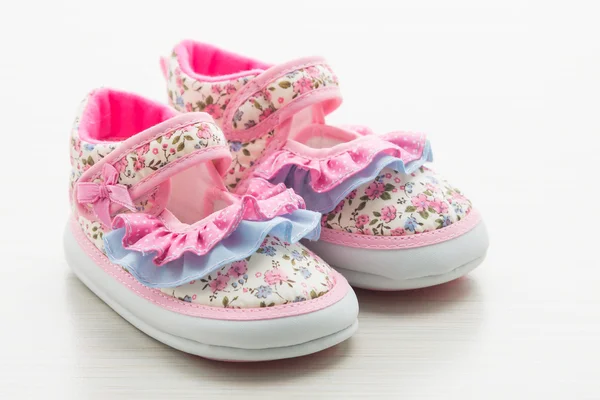 Baby schoenen op hout achtergrond — Stockfoto