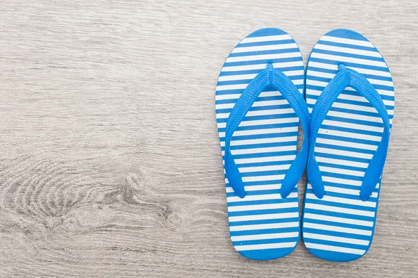 Flip Flops auf Holzgrund — Stockfoto