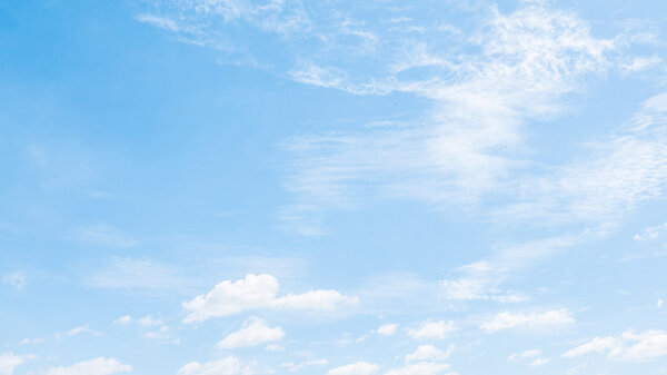 белые облака на голубом небе