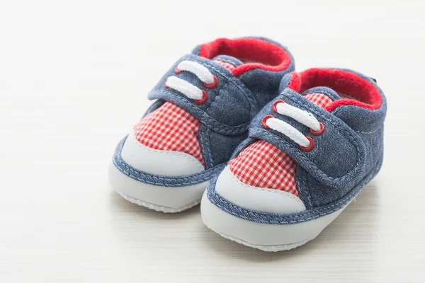 Baby schoenen op hout achtergrond — Stockfoto