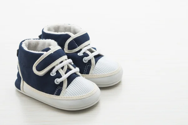 Babyschuhe auf Holz Hintergrund — Stockfoto