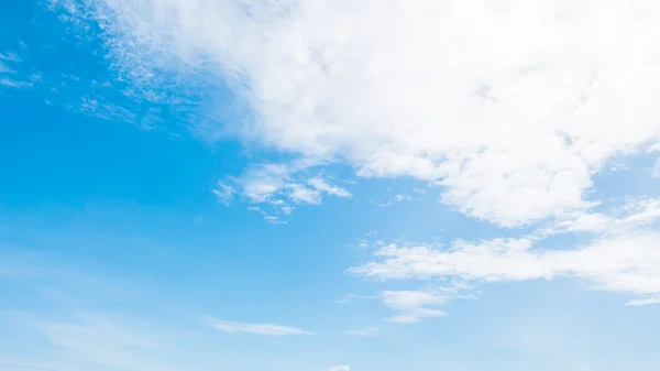 Weiße Wolken am blauen Himmel — Stockfoto