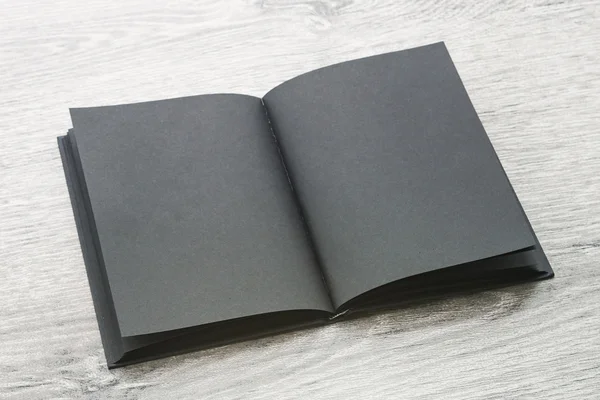 Buku catatan hitam pada latar belakang kayu — Stok Foto