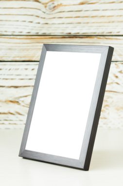 Ahşap masa üzerinde çerçeve