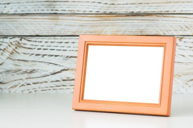 Ahşap masa üzerinde çerçeve