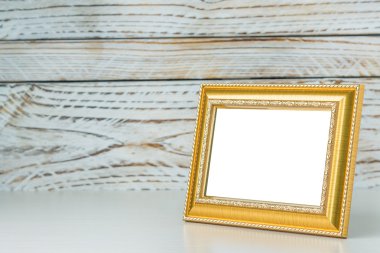 Ahşap masa üzerinde çerçeve