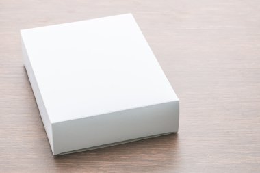 Kağıt kutusu ahşap arka plan üzerinde