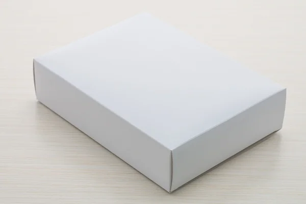 Papierowe pudełko na tle drewna — Zdjęcie stockowe