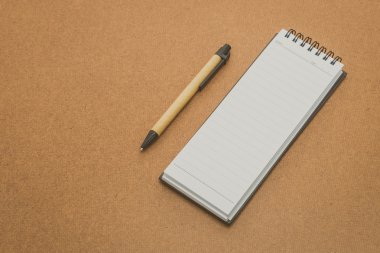 Defter üzerinde ahşap arka plan alay etmek yukarıya