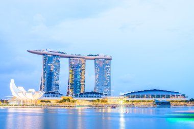 Singapur manzarası şehir alacakaranlık saatlerinde