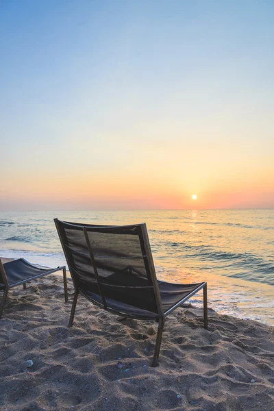 Cadeiras vazias e nascer do sol — Fotografia de Stock