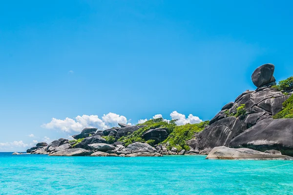 Semelhante ilha de rocha no mar andaman — Fotografia de Stock