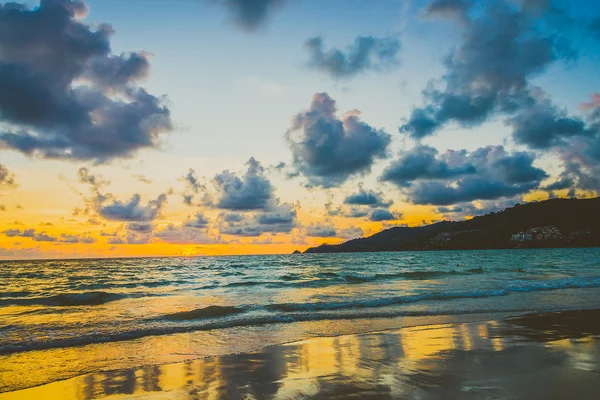 Tramonto sulla spiaggia con nuvola — Foto Stock