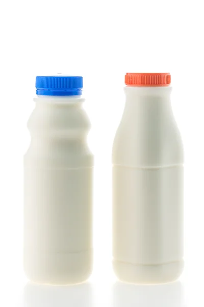 Молочные бутылки на белом — стоковое фото