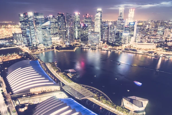 Linha do horizonte de Singapura à noite — Fotografia de Stock