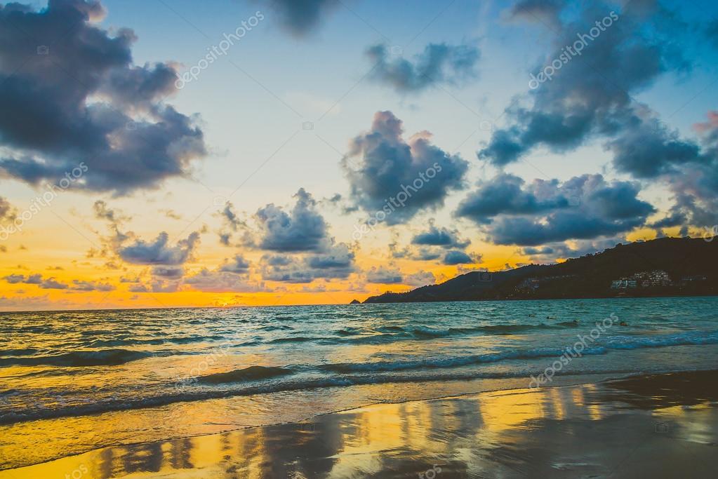 Coucher De Soleil Sur La Plage Avec Nuage Photographie