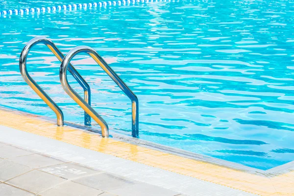 Escaleras de metal en la piscina —  Fotos de Stock