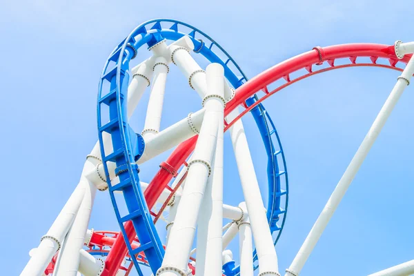 Achterbahn im Freizeitpark — Stockfoto