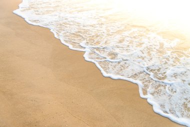 Sahilde deniz dalgası