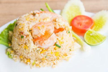 Kızarmış karidesli pilav