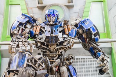 Autobot robot heykeli