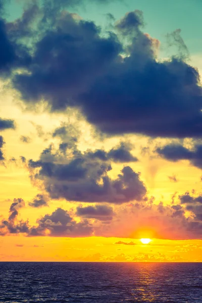 Tramonto sulla spiaggia con nuvola — Foto Stock