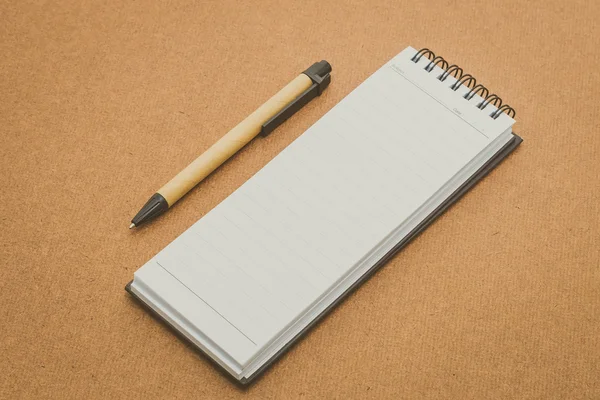 Caderno com caneta sobre madeira — Fotografia de Stock
