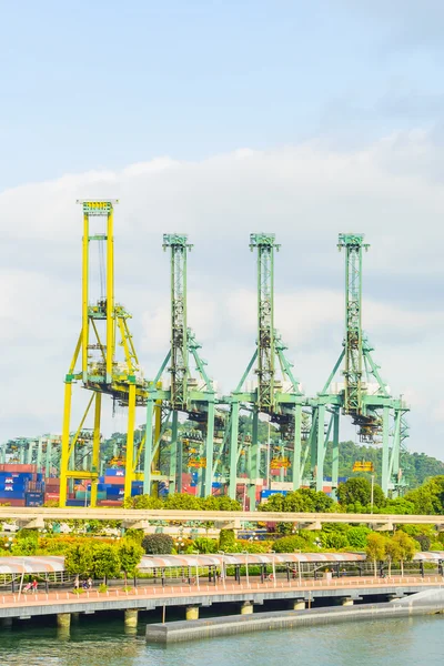 Crane shipping cargo — Stock Photo, Image