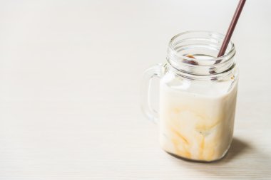 Bardakta buzlu kahve.