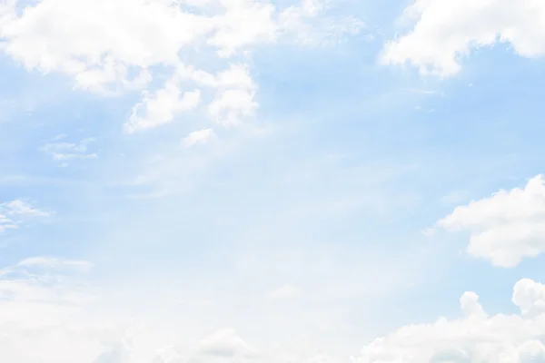 Nubes en el cielo azul — Foto de Stock