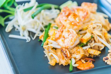 Karides ve sebze ile Pad Tay erişte