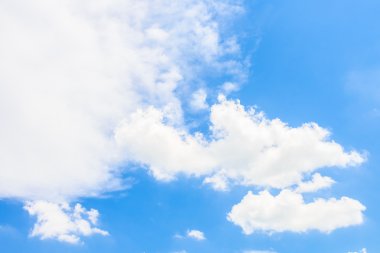 Beyaz bulut üzerinde bluy sky