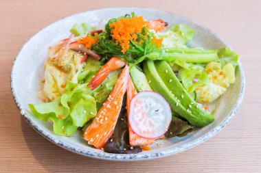 Japon deniz ürünleri salatası