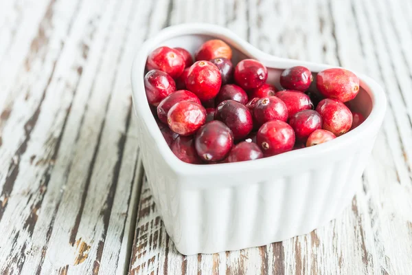 Cranberries frescas em prato — Fotografia de Stock