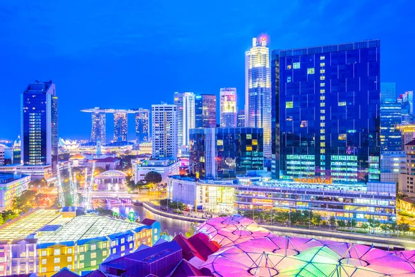 Singapore stad på natten — Stockfoto