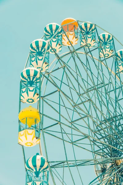 Rueda de la fortuna en el parque —  Fotos de Stock