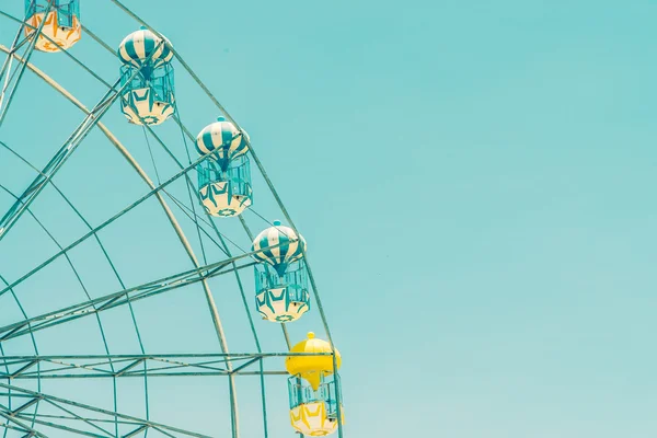 Ferris wheel in park — Zdjęcie stockowe